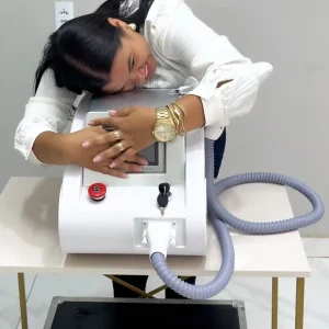 I più venduti Macchina di bellezza laser Macchina portatile per sbucciare il carbonio con interruttore Q ND YAG Rimozione del tatuaggio laser Rimozione della pigmentazione