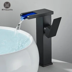 Rubinetto da bagno per lavabo a cascata a LED alto nero Rubinetti miscelatori per acqua calda fredda montati su piano Cambio di tre colori tramite flusso d’acqua